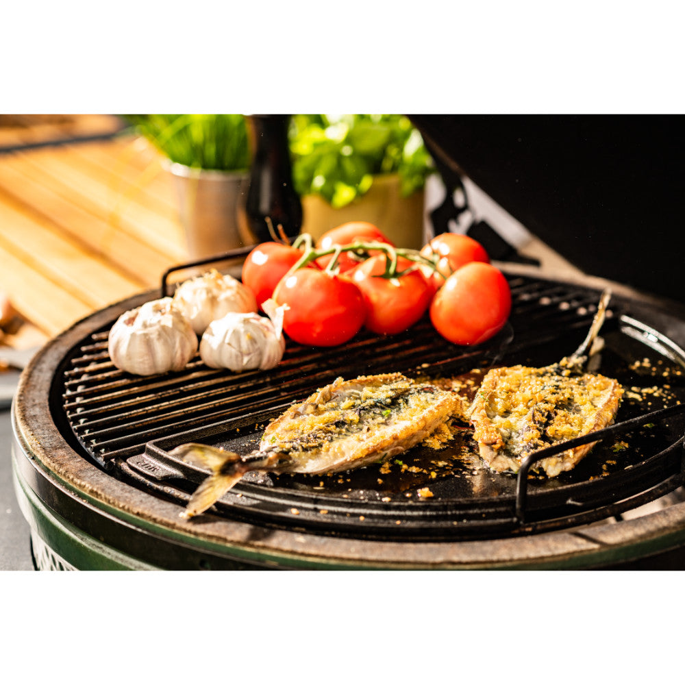 Big_Green_Egg_Halbrunde_Grillplatte_Large_Lifestyle