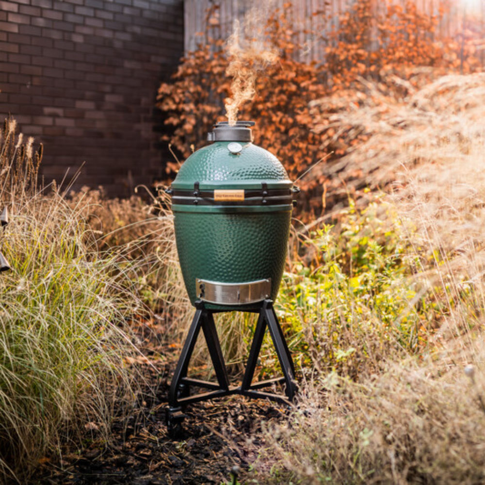 Big_Green_Egg_Medium_Grill_Lifestyle