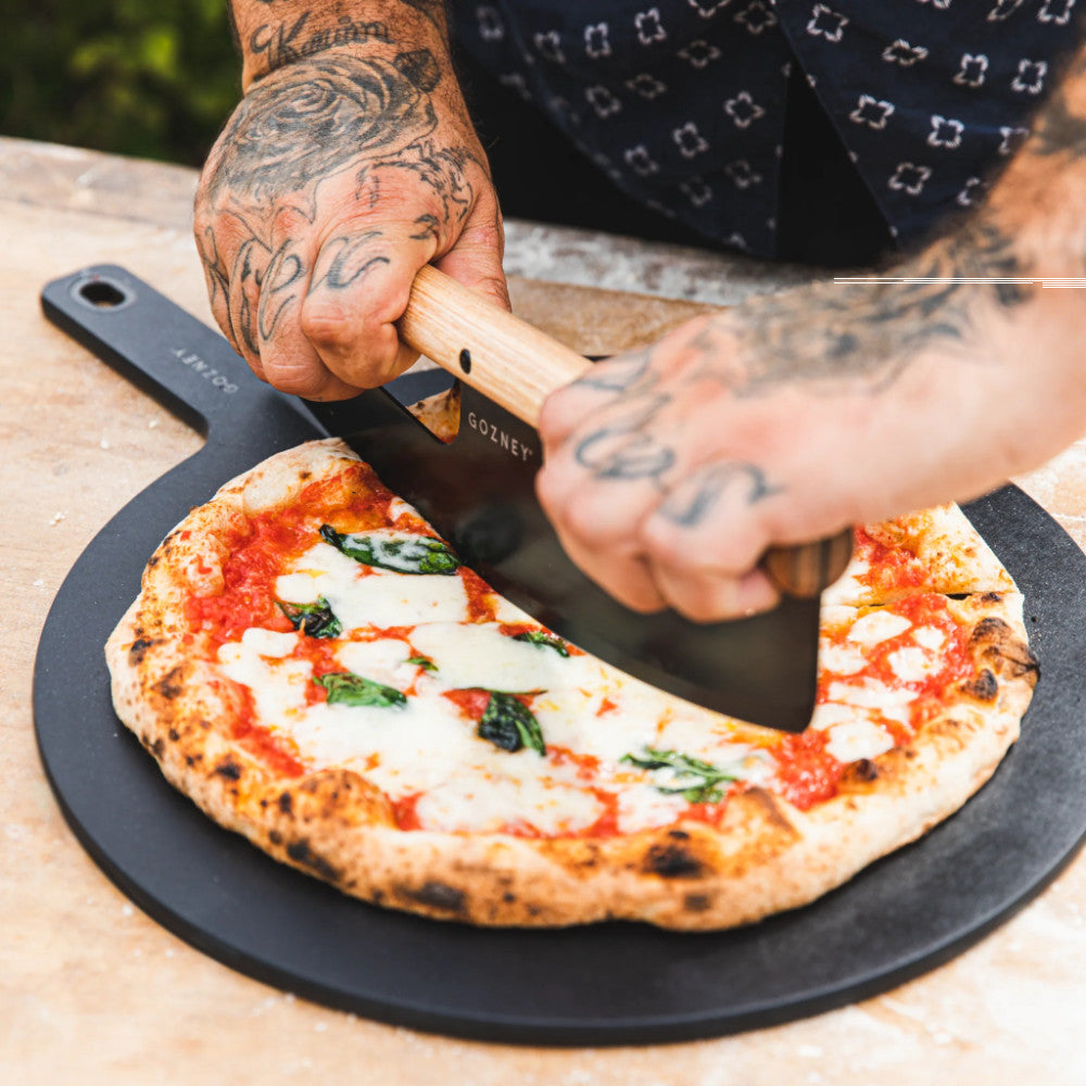 Gozney Pizza Servierteller 14"" Lifestyle"