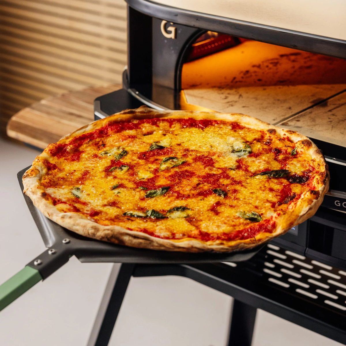 Gozney Pro 16"" Pizzaschieber Lifestyle"