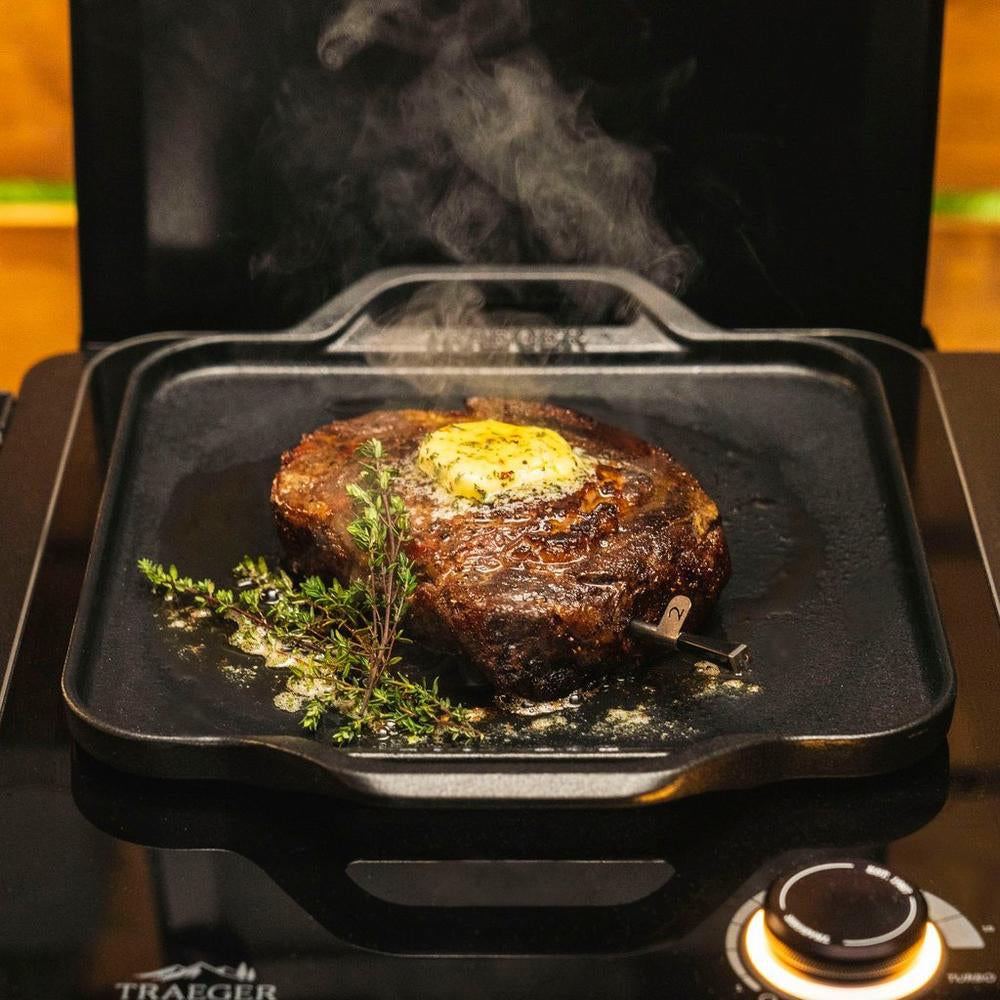 Traeger_Induktionspfanne_Gusseisen_frontansicht_lifestyle