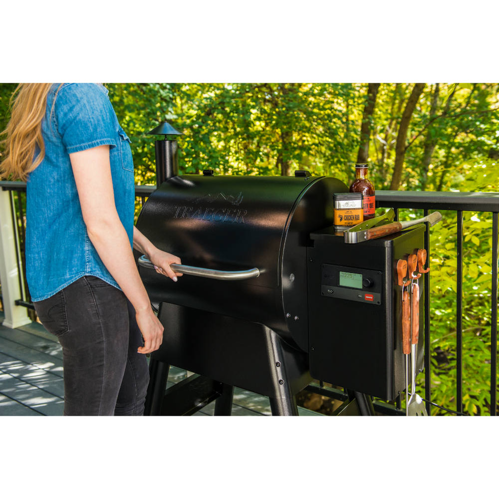 Traeger_Pro575_Pelletgrill frau