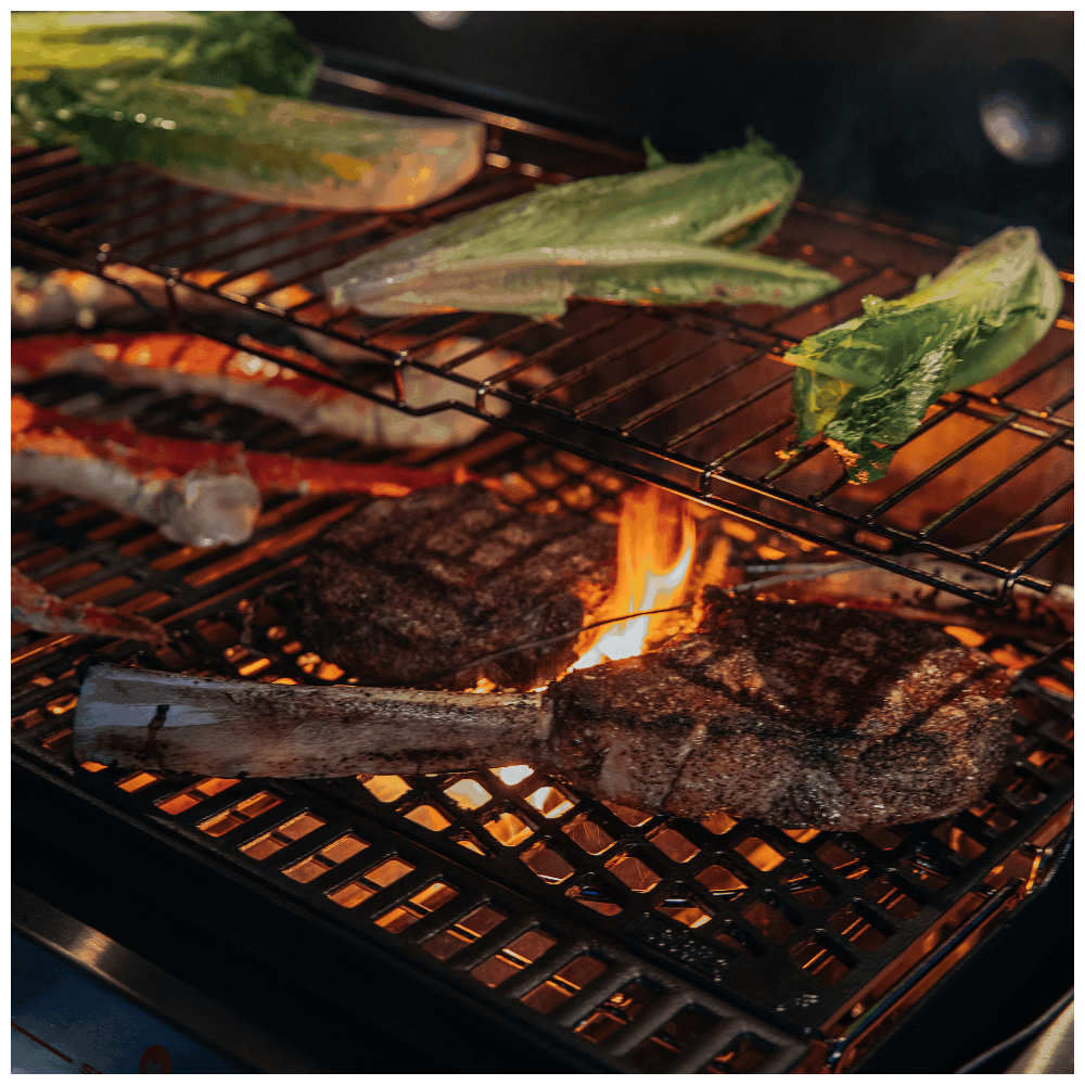 Weber CRAFTED Gourmet BBQ System Sear Grate (7680) Lifestyle Oben