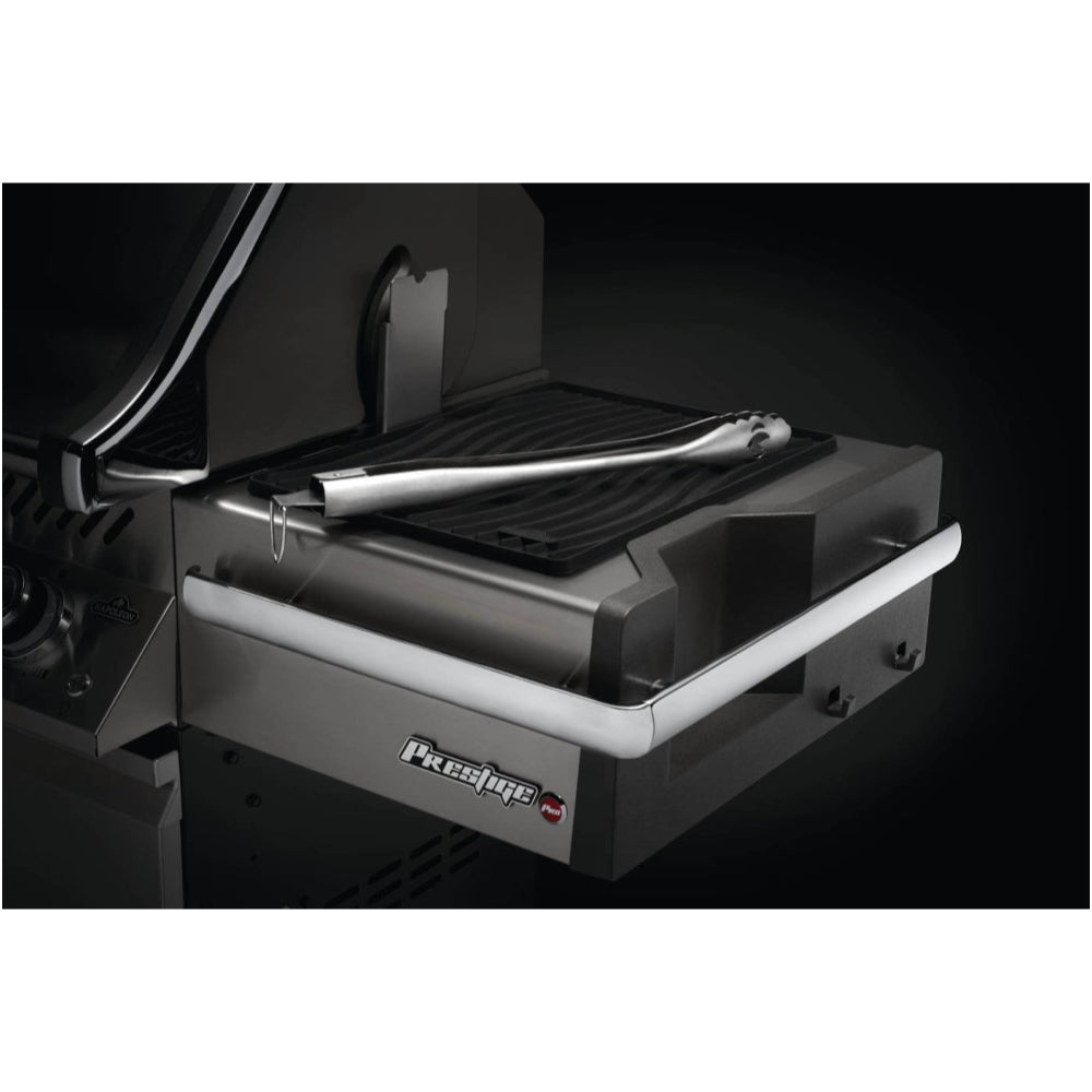 Napoleon_Grillmatte_lifestyle_mit_Zange