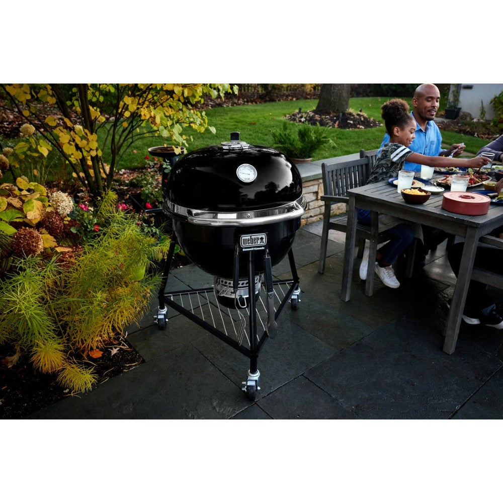Weber Summit Kamado E6 Holzkohlegrill Lifestyle